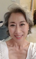 林子祥夫妇为上海加油，两人满头白发很般配，叶倩文被赞优雅老去