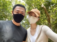 林峯张馨月牵着女儿小手一起行山 还晒出夫妻俩恩爱合影