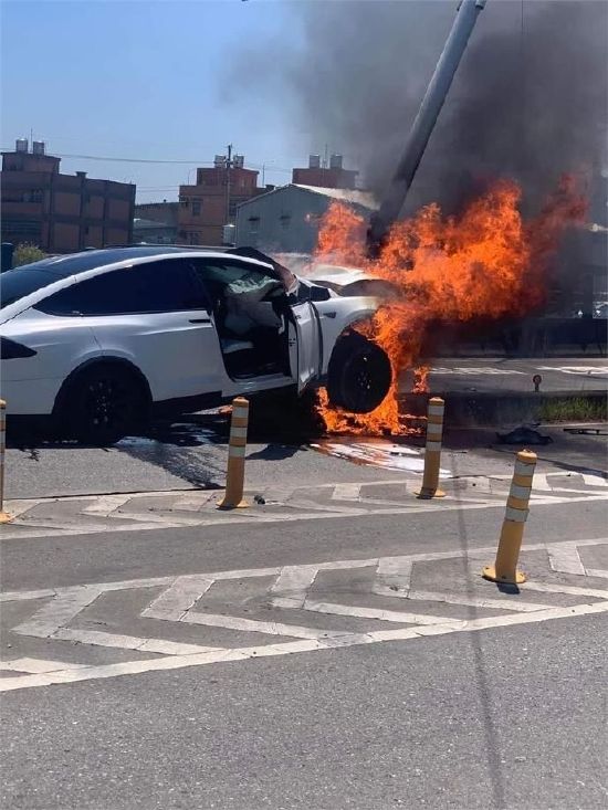 林志颖父子遭遇车祸