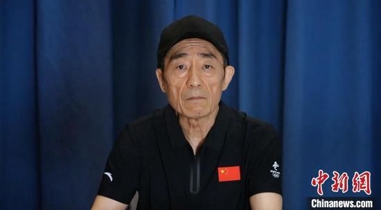  7月25日，首届北京文化论坛在京开幕。图为导演张艺谋在论坛期间接受访谈。　首届北京文化论坛主办方供图