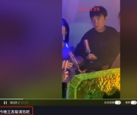 王思聪在酒吧大方买单！被众多美女围着喝酒，仰头一口闷太豪爽