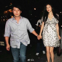 42岁乐基儿近照曝光，与儿子温馨同框，再婚后幸福满足