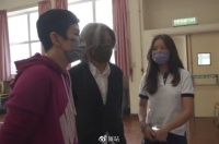 吴君如16岁女儿近况曝光，身高快超越妈妈，一家人罕见同框