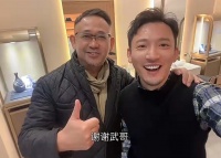 52岁姜武近照曝光，外出剪头与人亲切合影，与老婆结婚多年仍幸福