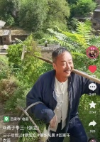 老戏骨张立现身山西农村，扛锄头干农活接地气，打扮淳朴唱山歌