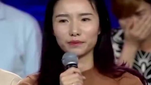 1987年女婴被父母丢弃，养父扛煤气罐供成博士，生母想拿50万认回