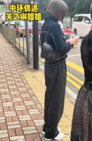 网友路边偶遇刷手机女子，竟是香港第一美女，60岁真实状态现形