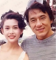 成龙与邱淑贞30年前合影照曝光，二人青春洋溢画面十分养眼