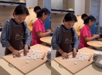 王芳一家子豪宅内包饺子！素颜擀面动作麻溜，桌上一堆杂物太显眼