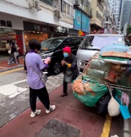 汪明荃帮助拾荒老人，80岁老奶奶感动到鞠躬，这才是好演员的榜样