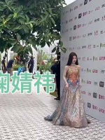 现实中真的很漂亮哦 鞠子美的很，就是披头发看整体。太瘦了……