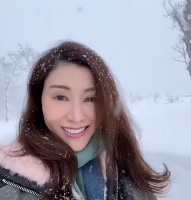 李嘉欣在雪地里欢笑，自拍甩头发的瞬间，优雅气质尽显