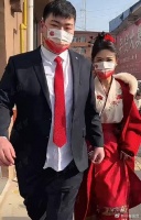 大衣哥儿子小伟再婚，前儿媳陈亚楠首露面，面带笑容送祝福