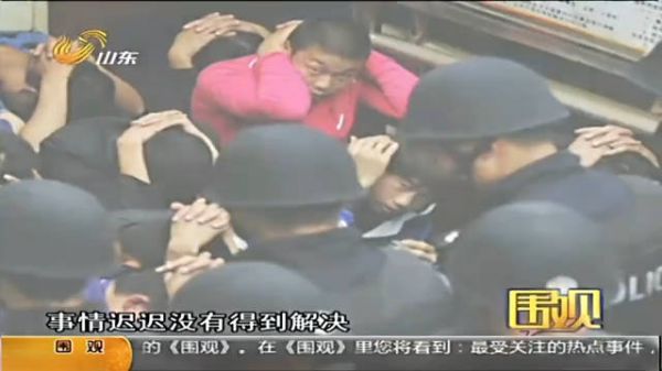 35名保安瞧不起穷小伙，手持狼牙棒围攻他，把他砸成肉酱！