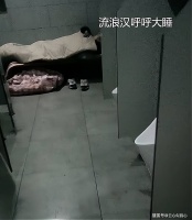 24岁男子外出打工，公共厕所发现流浪汉，“人间太苦下次不来了”