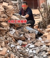 河南一大叔工地搬砖，提及2个优秀儿子落泪，“学习不好该多好”