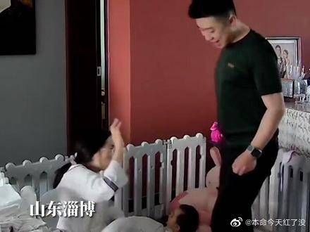 男子和妻子打闹，转身自己就摔了一跤……