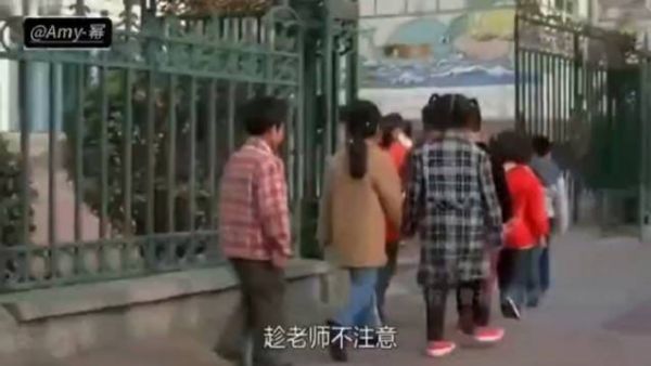 6岁男孩步行千里，边捡垃圾边找妈妈，不料母亲生活奢侈！催泪片