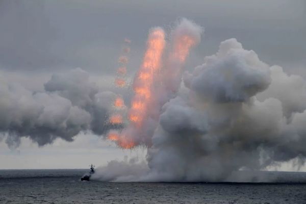 资料图片：在克里米亚半岛附近的黑海海域，俄罗斯舰船参加演习。新华社/路透