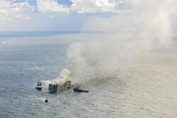 7月26日，在荷兰北部阿默兰岛附近海域，救援船只向起火货轮喷水。图片来源：新华社/美联