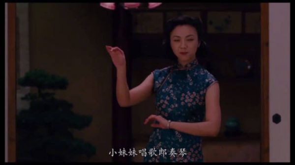 汤唯唱这首天涯歌女，在电影中坦荡地露出了特意蓄的腋毛