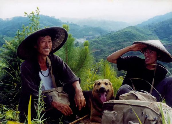 滕汝骏（左）在《那山那人那狗》中饰演父亲一角