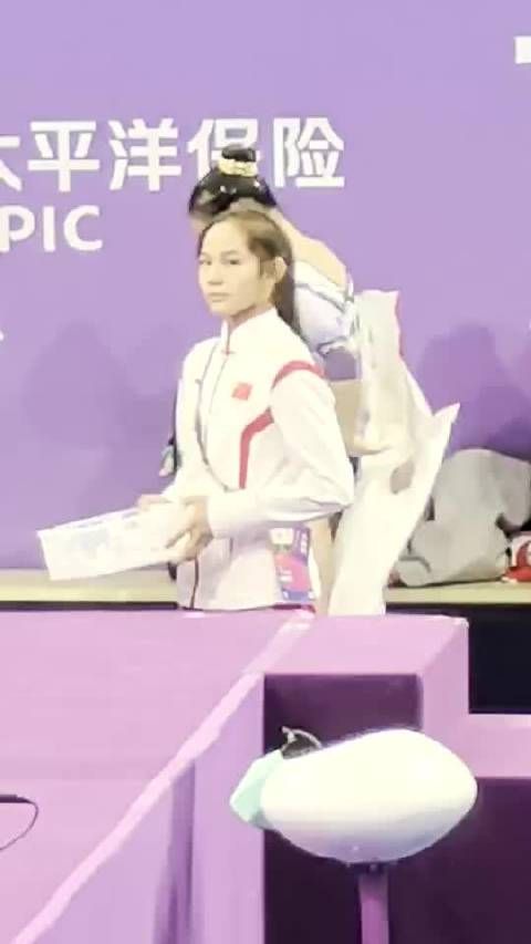 亚运会体操女子全能决赛，中国17岁小将左彤总分53.565分夺冠……