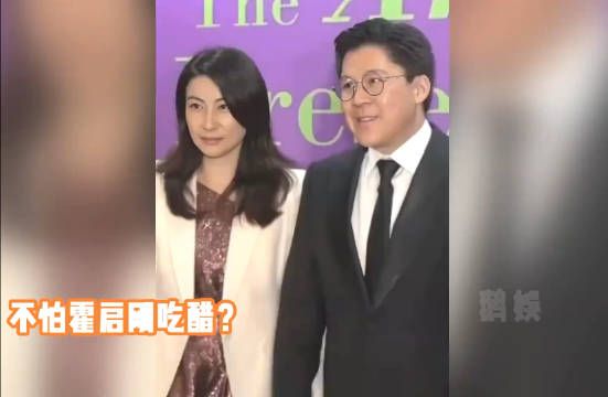 郭晶晶不怕霍启刚吃醋？回港后参加婚宴，被男友人搭背笑容满面