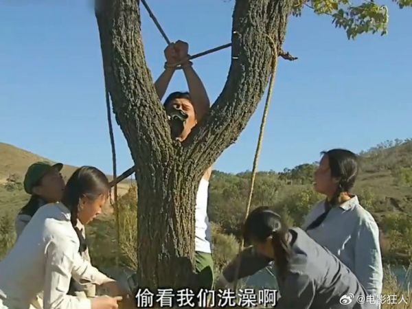 知青小伙偷看兵团女兵擦澡，不料被发现后，竟擦出爱情火花！