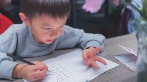 孙莉一家过圣诞，小儿子和二女儿出镜，处处透露出幸福感