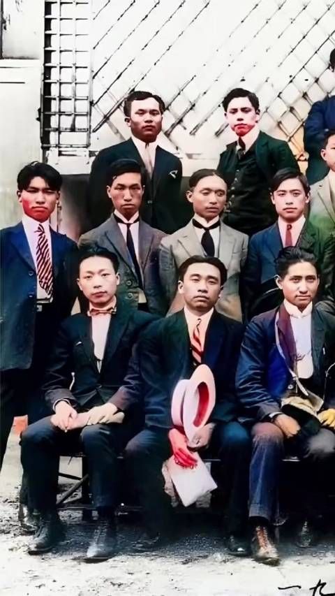 1924年，巴黎，31人西装革履在一起合影……