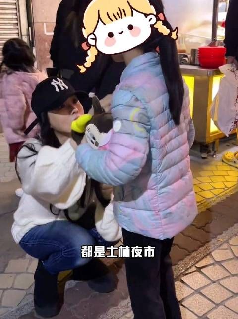 伊能静带女儿逛台北夜市，吃路边摊被认出来，7岁小米粒特别瘦