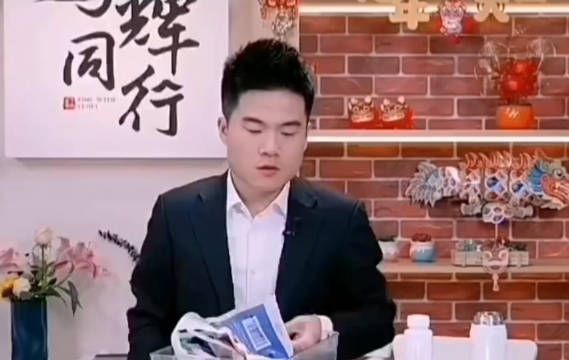 董宇辉卖鲈鱼，被问买的鱼小，怎么办？让你看看什么叫高智商回答