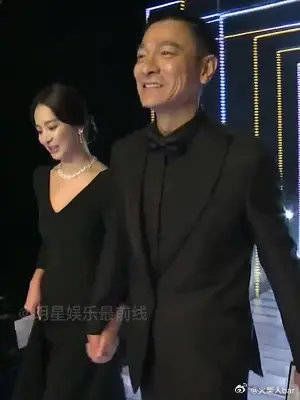 刘德华与宋慧乔拉手出场，让优雅大方的乔妹妹有点害羞……