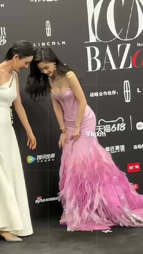 angelababy 整理羽毛裙摆自己也转圈圈铺裙摆……