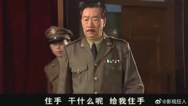 兵痞欺负女兵，哪料被司令抓个现行，赶紧跪地磕头求饶命