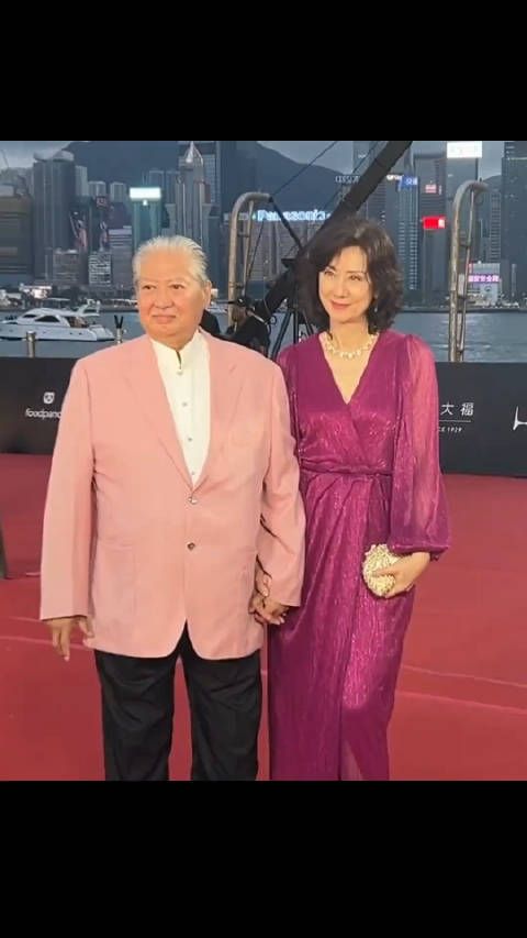 洪金宝 携妻子亮相金像奖红毯，74岁依然精神抖擞，到哪都带着妻子…