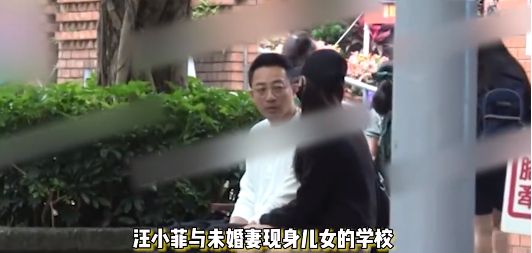 汪小菲携未婚妻堵校门口求见孩子 临别时动情抹眼泪