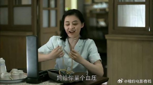 安杰不让女医生接近德福，自己学着量血压，这人真能作