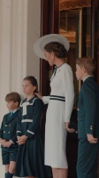 英国皇室发布和三个孩子一起现身出席国王官方生日游行的短片！