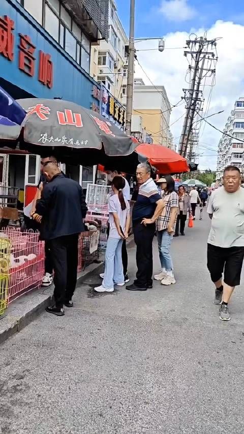 贾乃亮带放暑假的甜馨回老家，一行人正在集市摊位看小狗…