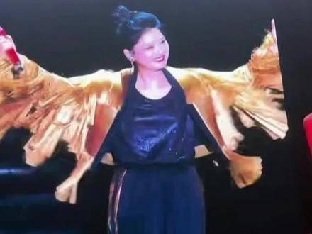 玲花与曾毅以蒙古族风格开启演出，凤凰传奇在呼和浩特的演唱会热烈上演