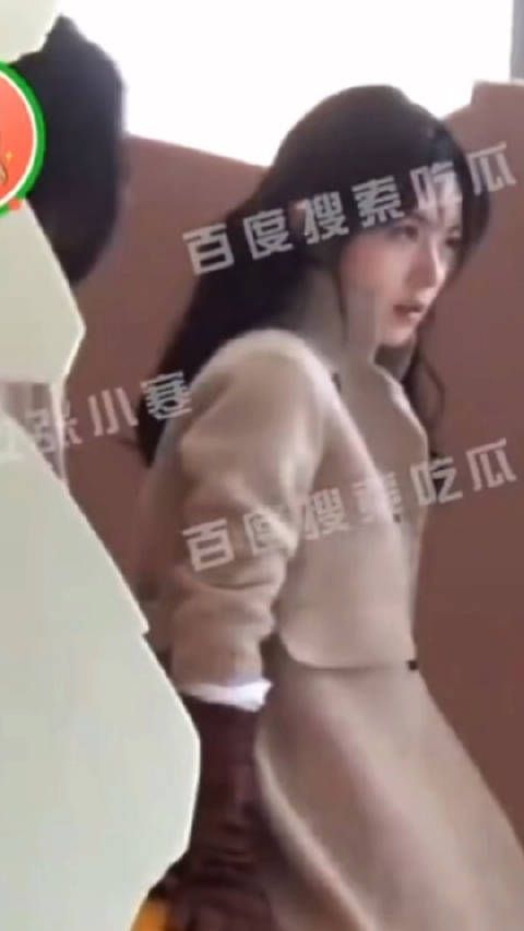 赵今麦刘浩存合体拍广告路透，美女贴贴