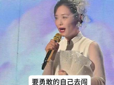 云朵在个人演唱会上泪流满面，向刀郎表达深深感激