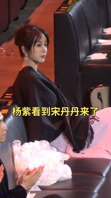 杨紫见到妈妈宋丹丹的到来