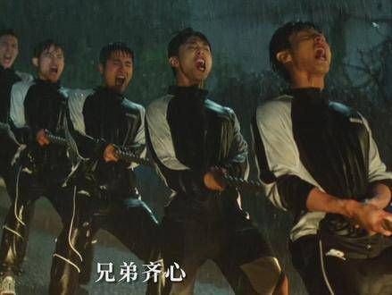 大雨如注也无法扑灭拔河队伍的热情，雨水与汗水成为了他们的荣誉徽章！