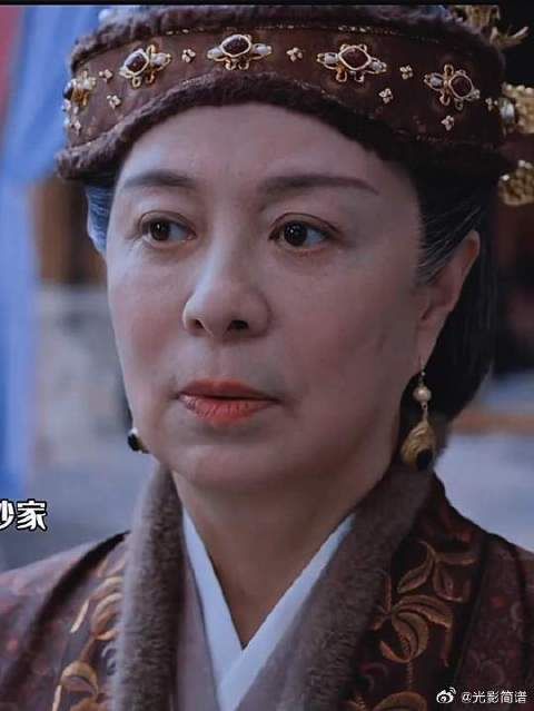 这就是诰命夫人的气势，花家虽然被抄家了，但有老夫人这个主心骨在…