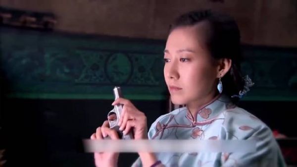 贵妇故意给女娃玩真枪，一心要她命，结果女娃天生是神枪手的命