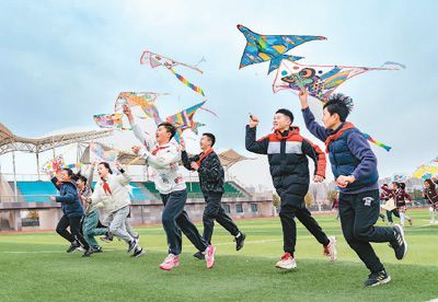 3月18日，江苏省海安市南屏小学的孩子们在操场上放风筝，感受春天的气息。翟慧勇摄（人民视觉）