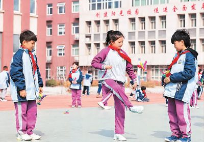 河北省邢台市广宗县第四小学学生在课间踢毽子。 王 垒摄（人民视觉）